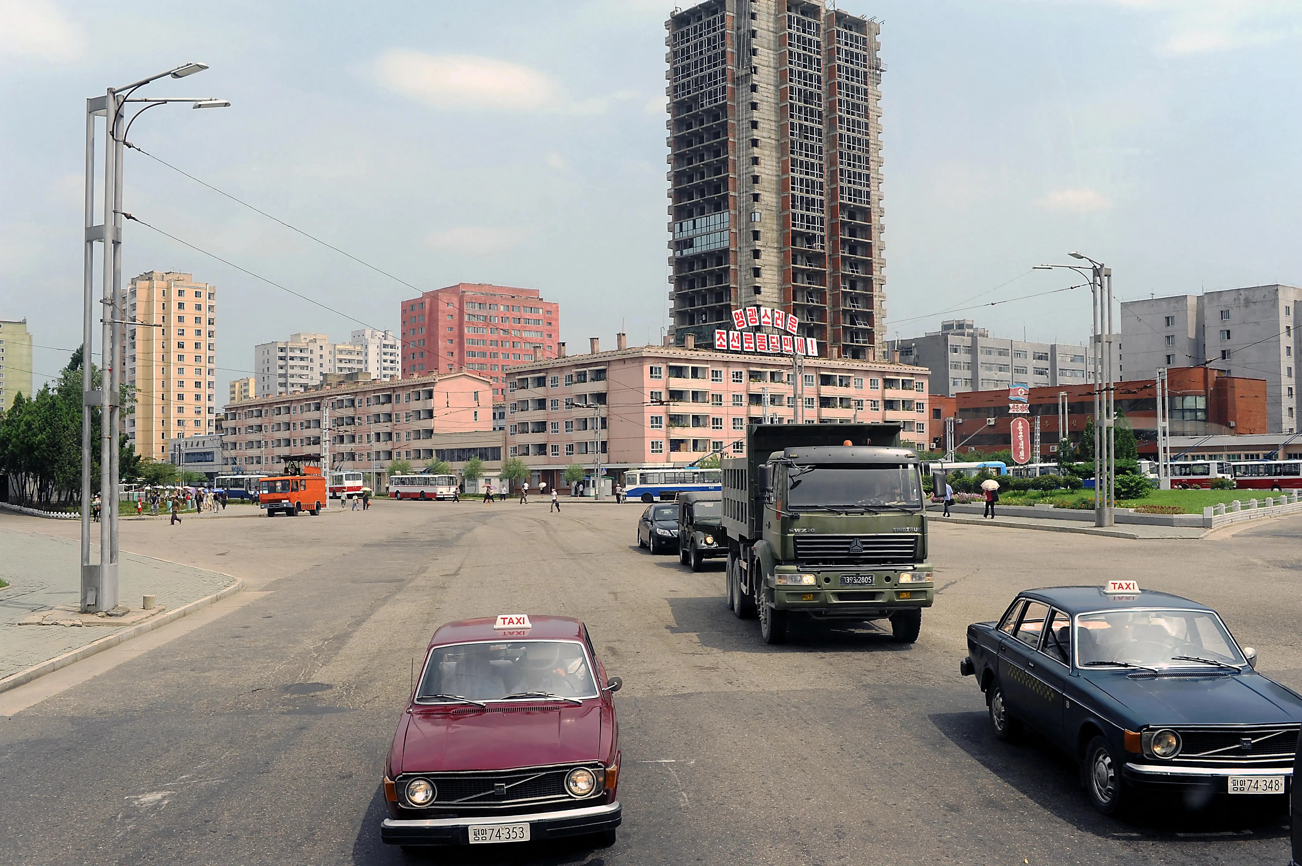 Автомобіль миють на вулиці Пхеньяна