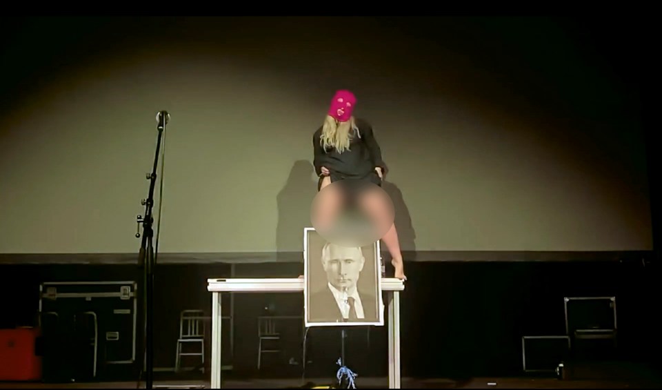 У російській активістки Pussy Riot 11 років ув’язнення за сечовипускання на портрет Путіна