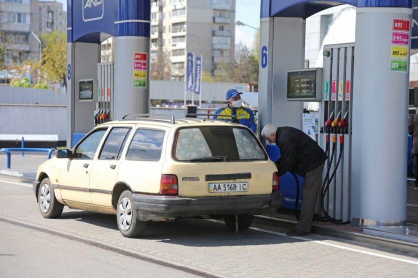 Бензин А-100 для авто: у яких випадках переплата за паливо є виправданою