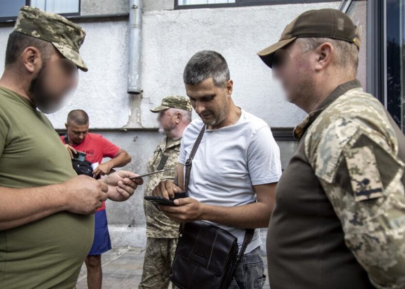 Військовий облік в Україні стає цифровим: що змінилося для чоловіків