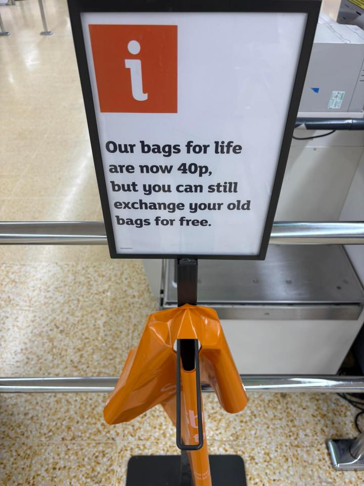 Сети Sainsbury's подняли цену на многоразовые сумки: что известно