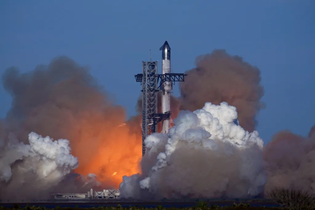 Аварія Starship від SpaceX: як уламки корабля ледь не влучили у пасажирські літаки