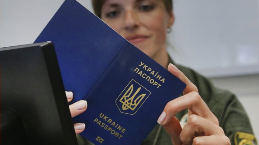 Штрафи до 51 гривні за прострочений паспорт: хто має оновити документи