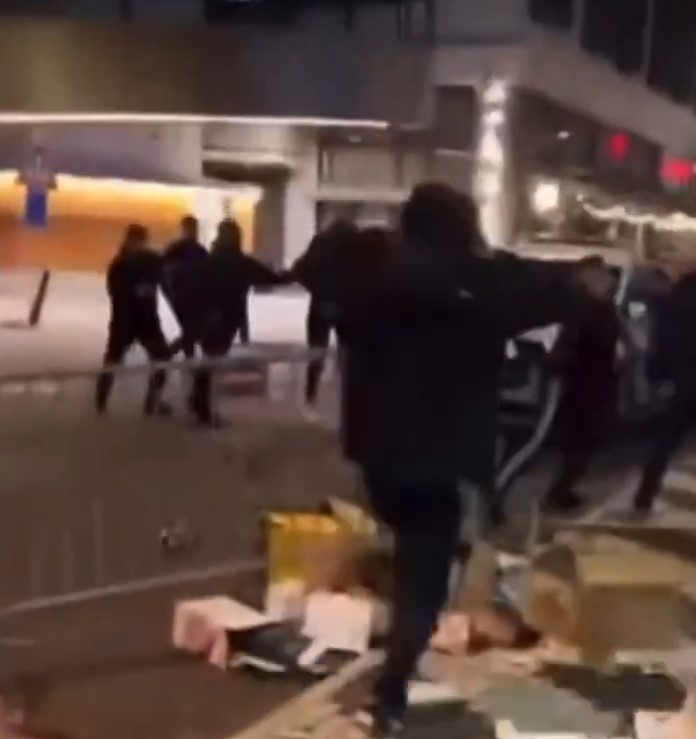 In Rotterdam wurden fünf Personen nach einem Übergriff von Feyenoord-Fans auf Aston Villa-Fans verhaftet