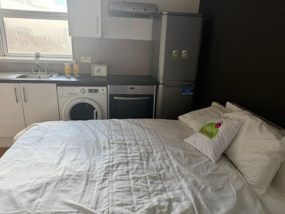 In Großbritannien wurde eine Studiowohnung für 750 £ vermietet: Bett direkt in der Küche