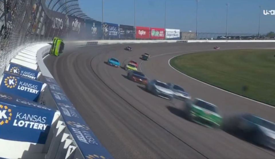 Гонщик NASCAR вижив після жахіття: автомобіль перекинувся на швидкості 320 км/год