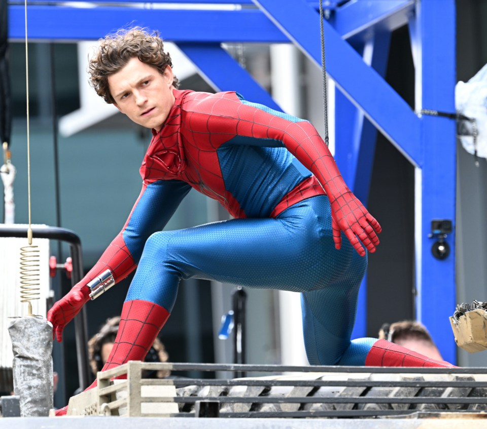 Tom Holland After Injury on Spider-Man Set: Actor Appears in Public with Brothers