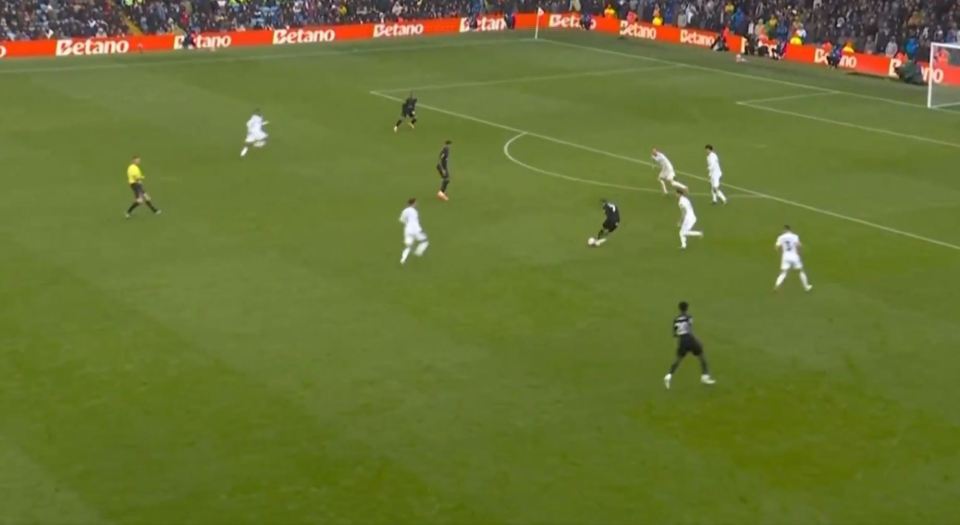 Xenon Simons scheitert an Rabona im Spiel gegen Leeds: Reaktionen der Fans