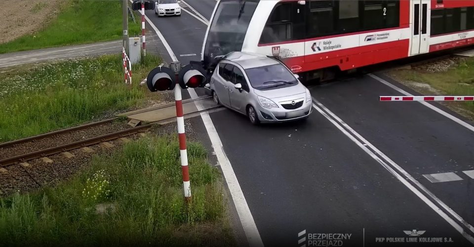 Автомобіль проїхав через шлагбаум у Польщі: потяг знесла його вщент