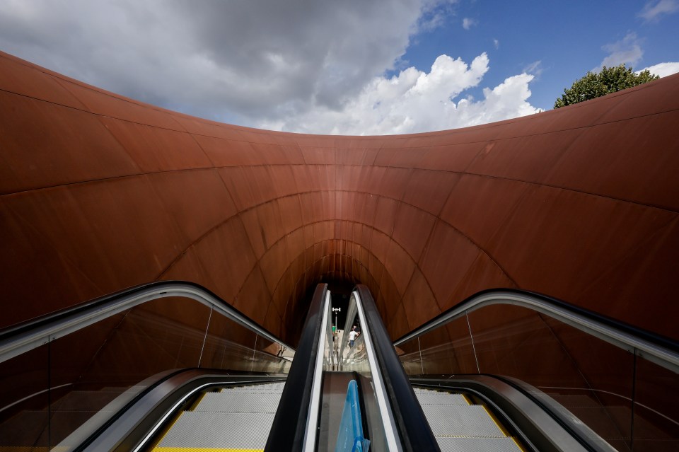 In Neapel wurde eine einzigartige U-Bahn-Station eröffnet: Innen sieht es aus wie auf einem anderen Planeten