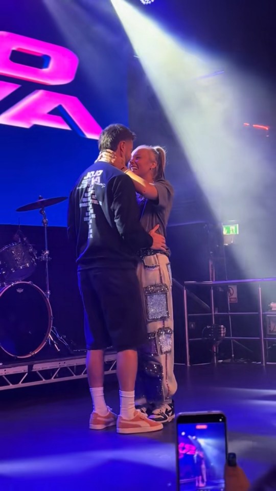 JoJo Siwa brought her boyfriend on stage during the concert: Video of the dance