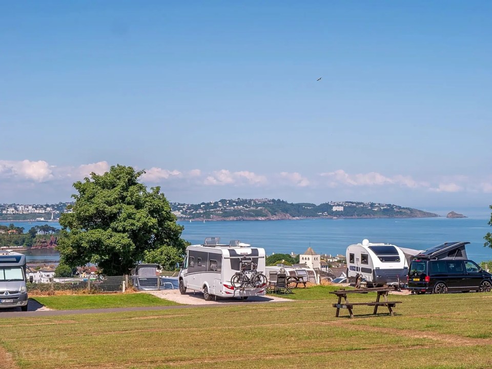Кемпинг с видом на море в Девоне: что предлагает популярный парк Beverley Park