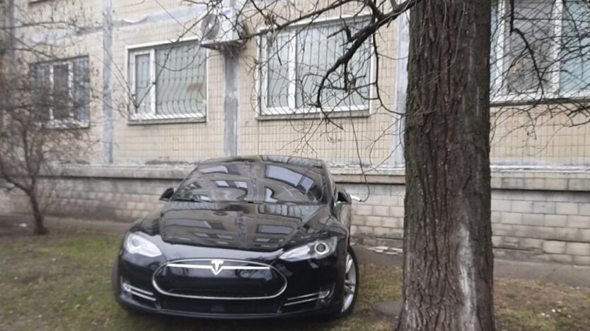 Авто заряжается из окна квартиры